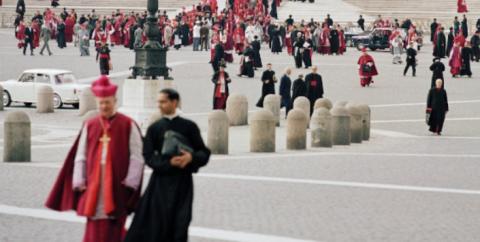 Cardenales y miembros del clero en la Plaza de San Pedro.